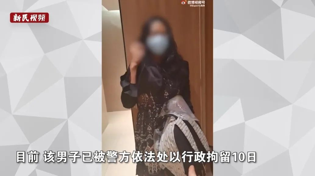 男子穿女装在女厕所偷拍被抓!手机里有大量女性隐私照休闲区蓝鸢梦想 - Www.slyday.coM 男子穿女装在女厕所偷拍被抓!手机里有大量女性隐私照休闲区蓝鸢梦想 - Www.slyday.coM