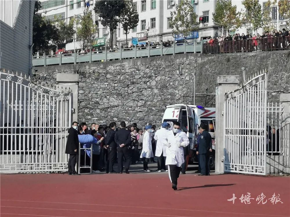 刚刚,一架飞机紧急降落十堰城区......休闲区蓝鸢梦想 - Www.slyday.coM 刚刚,一架飞机紧急降落十堰城区......休闲区蓝鸢梦想 - Www.slyday.coM