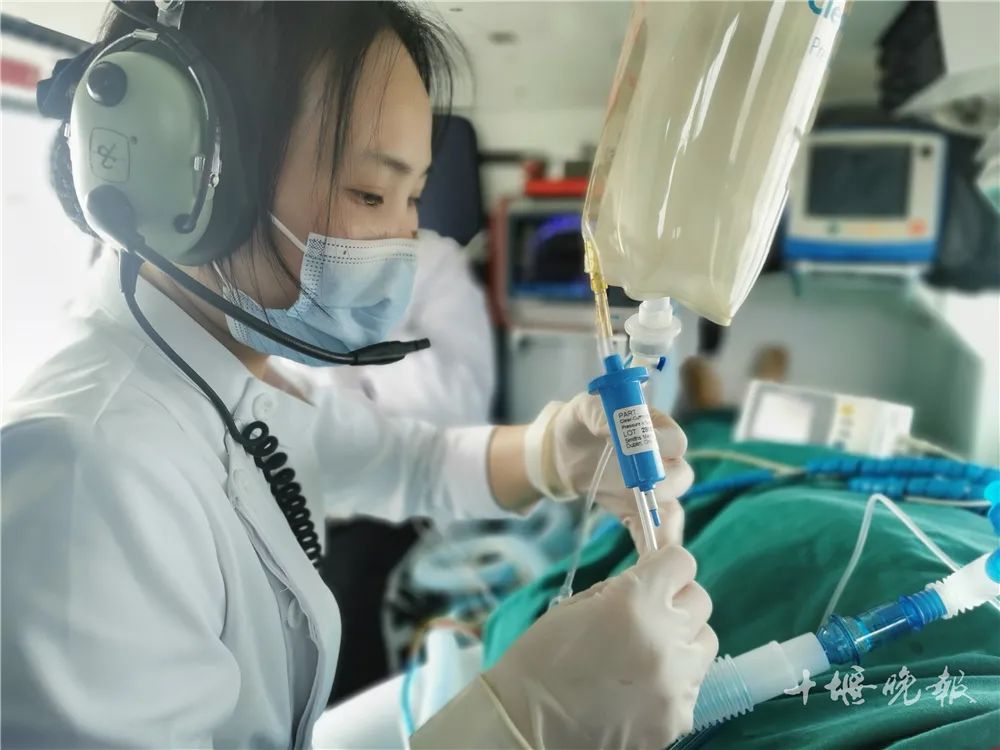 刚刚,一架飞机紧急降落十堰城区......休闲区蓝鸢梦想 - Www.slyday.coM 刚刚,一架飞机紧急降落十堰城区......休闲区蓝鸢梦想 - Www.slyday.coM