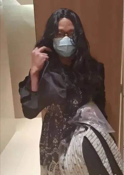 男子扮女装躲上海商场女厕偷拍当场被抓!见义勇为者亮了......休闲区蓝鸢梦想 - Www.slyday.coM 男子扮女装躲上海商场女厕偷拍当场被抓!见义勇为者亮了......休闲区蓝鸢梦想 - Www.slyday.coM