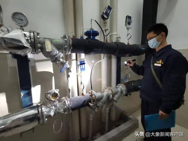 家居看点>正文> 在该小区8号楼负一层的热力小室,穿着工装的卢豪杰