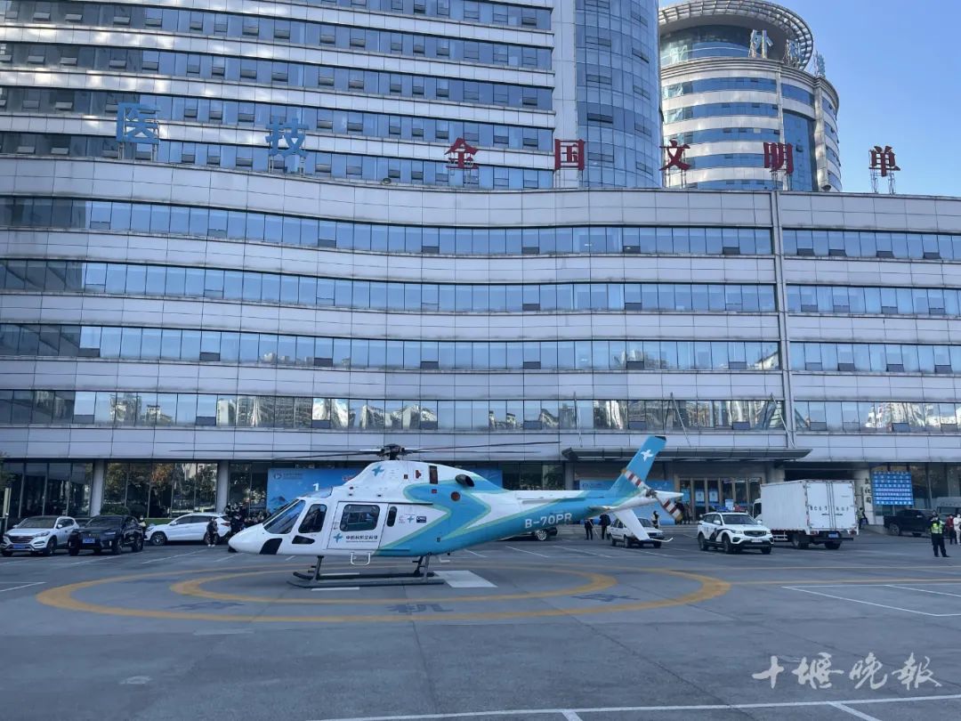 刚刚,一架飞机紧急降落十堰城区......休闲区蓝鸢梦想 - Www.slyday.coM 刚刚,一架飞机紧急降落十堰城区......休闲区蓝鸢梦想 - Www.slyday.coM