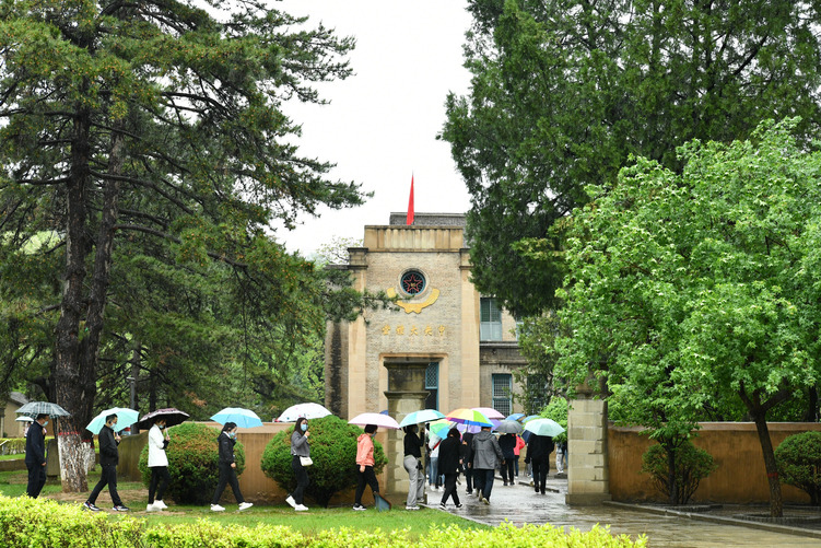 △2021年5月15日，陕西延安，游客在杨家岭革命旧址参观。