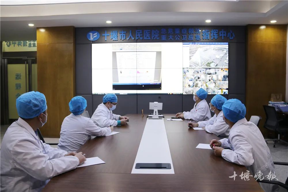 刚刚,一架飞机紧急降落十堰城区......休闲区蓝鸢梦想 - Www.slyday.coM 刚刚,一架飞机紧急降落十堰城区......休闲区蓝鸢梦想 - Www.slyday.coM