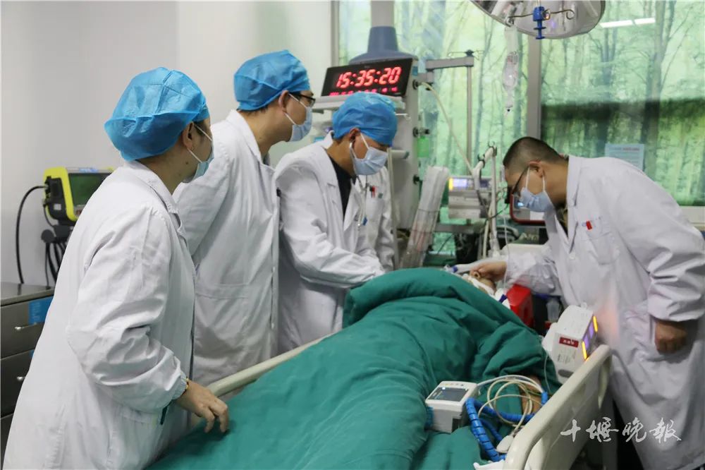 刚刚,一架飞机紧急降落十堰城区......休闲区蓝鸢梦想 - Www.slyday.coM 刚刚,一架飞机紧急降落十堰城区......休闲区蓝鸢梦想 - Www.slyday.coM