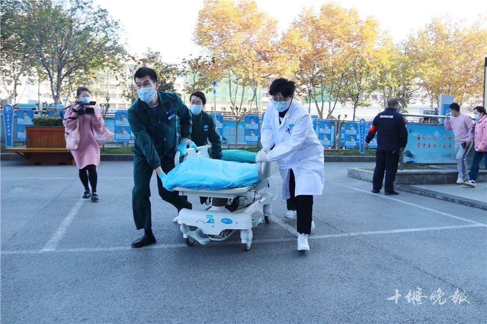 刚刚,一架飞机紧急降落十堰城区......休闲区蓝鸢梦想 - Www.slyday.coM 刚刚,一架飞机紧急降落十堰城区......休闲区蓝鸢梦想 - Www.slyday.coM