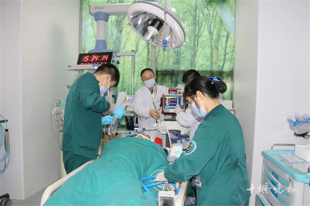 刚刚,一架飞机紧急降落十堰城区......休闲区蓝鸢梦想 - Www.slyday.coM 刚刚,一架飞机紧急降落十堰城区......休闲区蓝鸢梦想 - Www.slyday.coM