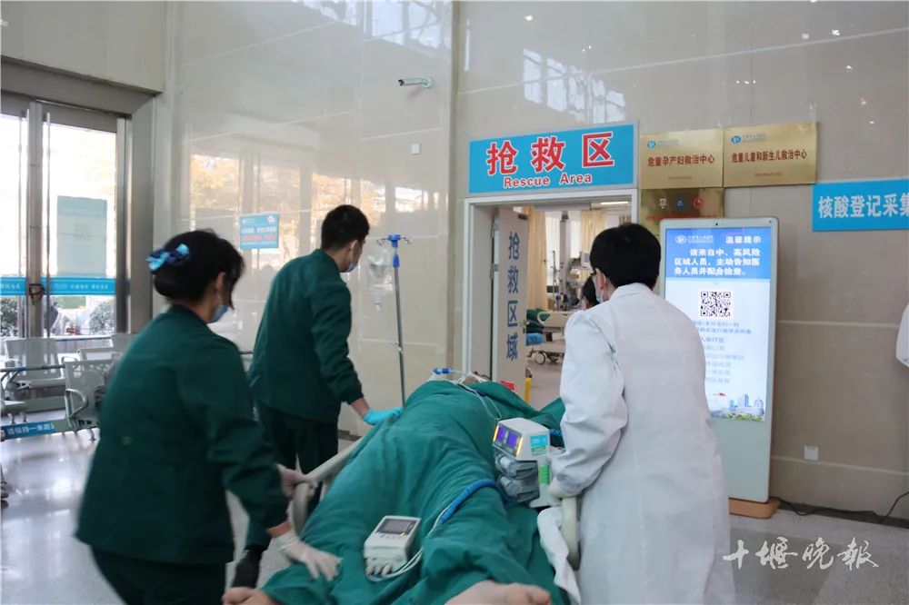 刚刚,一架飞机紧急降落十堰城区......休闲区蓝鸢梦想 - Www.slyday.coM 刚刚,一架飞机紧急降落十堰城区......休闲区蓝鸢梦想 - Www.slyday.coM