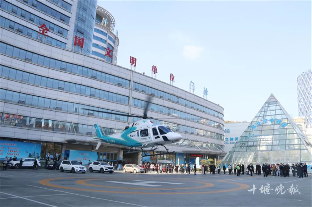 刚刚,一架飞机紧急降落十堰城区......休闲区蓝鸢梦想 - Www.slyday.coM 刚刚,一架飞机紧急降落十堰城区......休闲区蓝鸢梦想 - Www.slyday.coM