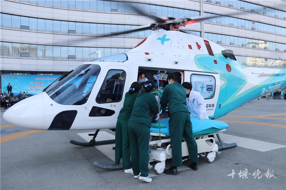 刚刚,一架飞机紧急降落十堰城区......休闲区蓝鸢梦想 - Www.slyday.coM 刚刚,一架飞机紧急降落十堰城区......休闲区蓝鸢梦想 - Www.slyday.coM