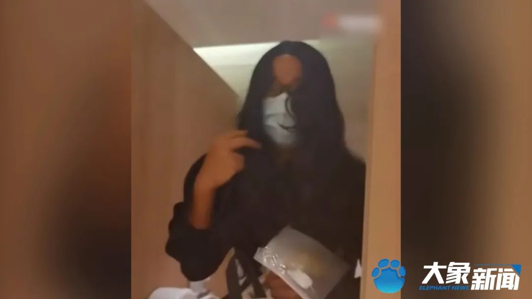 男子女厕穿女装偷拍被抓现行,上海警方:行政拘留10日休闲区蓝鸢梦想 - Www.slyday.coM 男子女厕穿女装偷拍被抓现行,上海警方:行政拘留10日休闲区蓝鸢梦想 - Www.slyday.coM