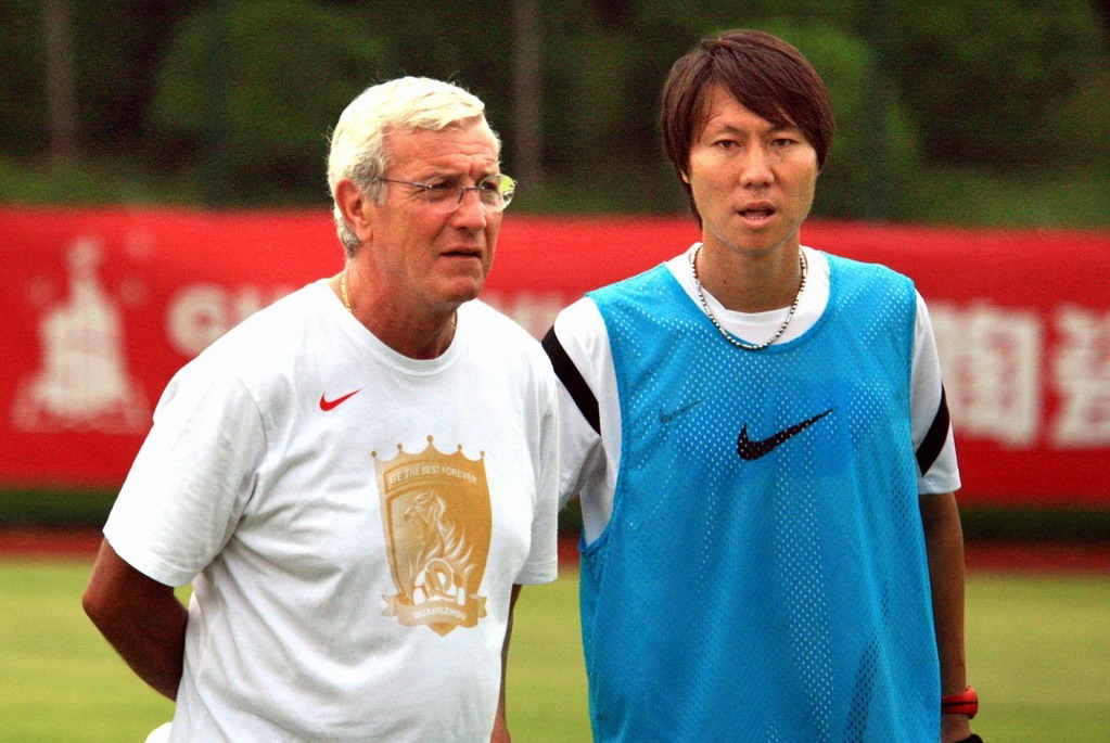 避谈战术用人失误，恼羞成怒甩锅！国足主帅李铁不愧是里皮高徒