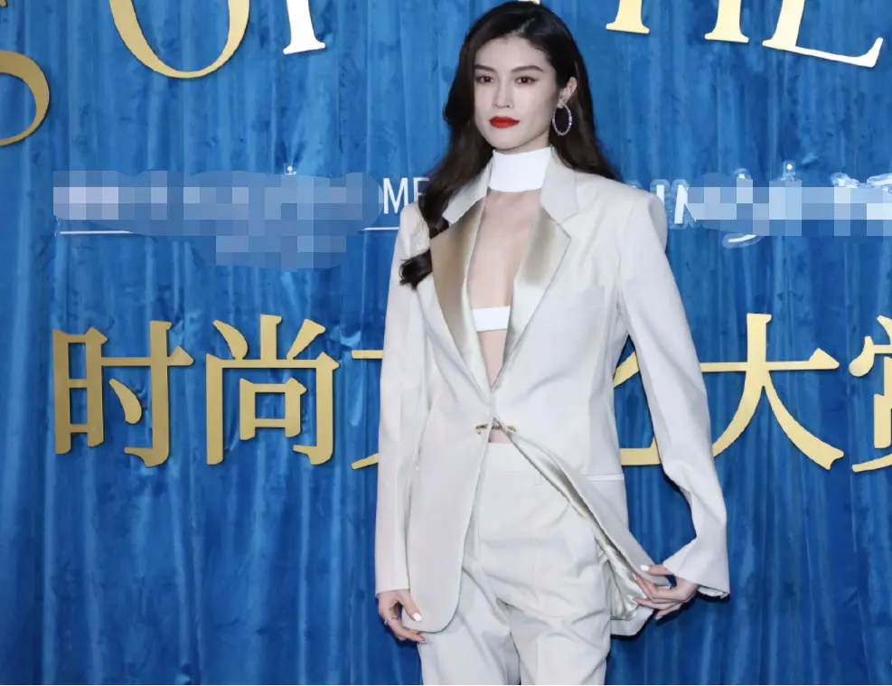 身材没料别尝试！20位明星齐穿真空西装，男爱豆的身板我看笑了