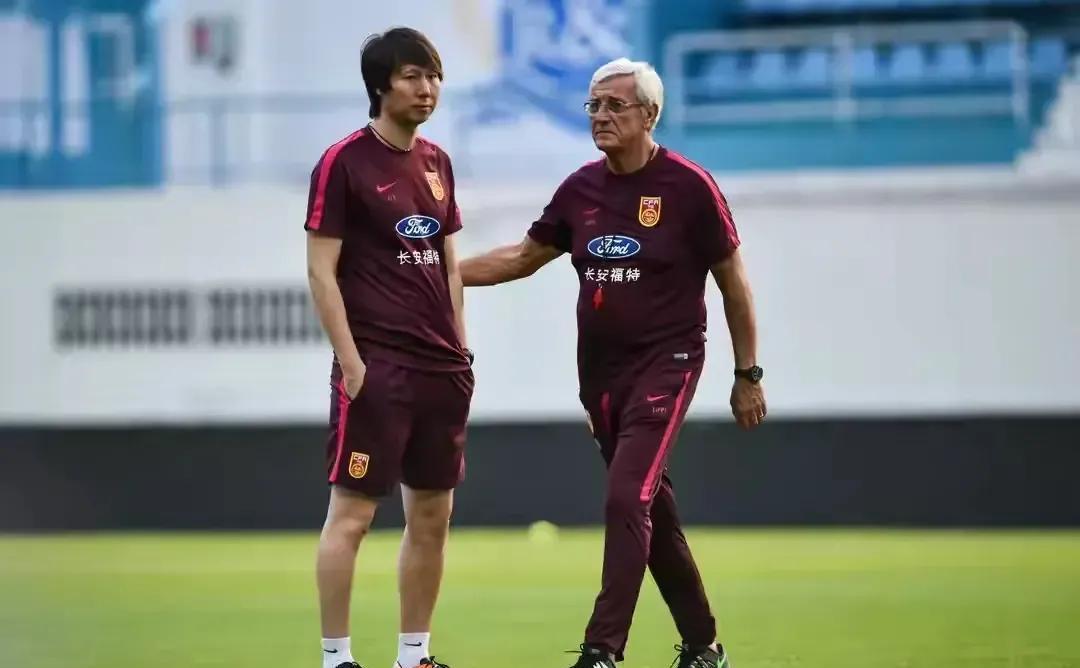 避谈战术用人失误，恼羞成怒甩锅！国足主帅李铁不愧是里皮高徒