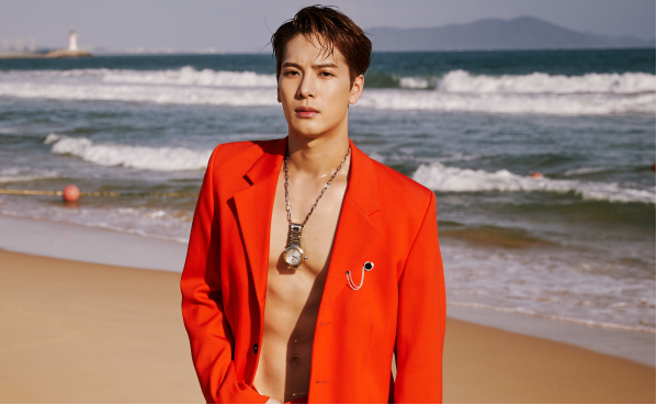 身材没料别尝试！20位明星齐穿真空西装，男爱豆的身板我看笑了