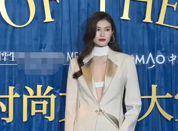 身材没料别尝试！20位明星齐穿真空西装，男爱豆的身板我看笑了