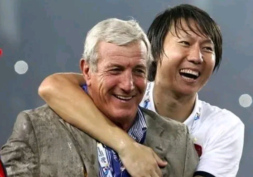 避谈战术用人失误，恼羞成怒甩锅！国足主帅李铁不愧是里皮高徒