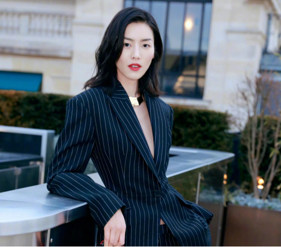 身材没料别尝试！20位明星齐穿真空西装，男爱豆的身板我看笑了