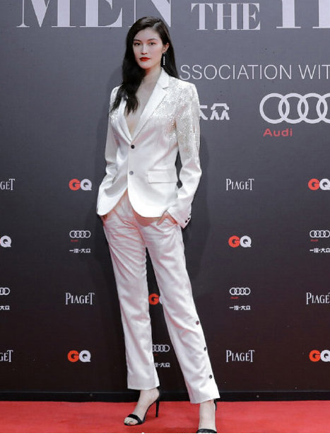 身材没料别尝试！20位明星齐穿真空西装，男爱豆的身板我看笑了