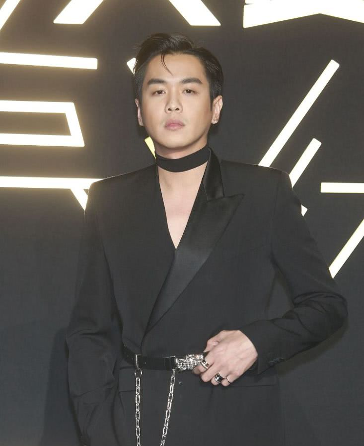 身材没料别尝试！20位明星齐穿真空西装，男爱豆的身板我看笑了