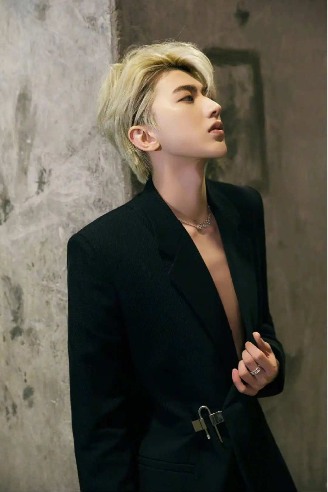 身材没料别尝试！20位明星齐穿真空西装，男爱豆的身板我看笑了