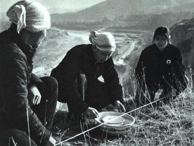 老照片60年代山西农民不畏艰险修渠上太行