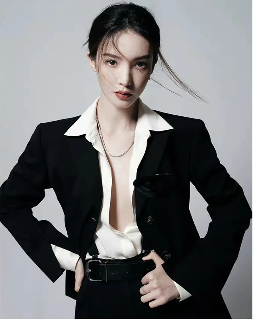 身材没料别尝试！20位明星齐穿真空西装，男爱豆的身板我看笑了