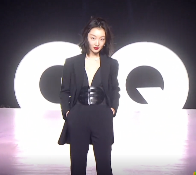 身材没料别尝试！20位明星齐穿真空西装，男爱豆的身板我看笑了