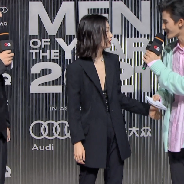 身材没料别尝试！20位明星齐穿真空西装，男爱豆的身板我看笑了