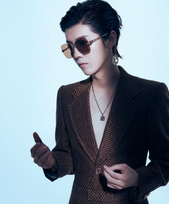 身材没料别尝试！20位明星齐穿真空西装，男爱豆的身板我看笑了