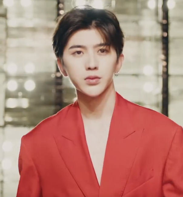 身材没料别尝试！20位明星齐穿真空西装，男爱豆的身板我看笑了