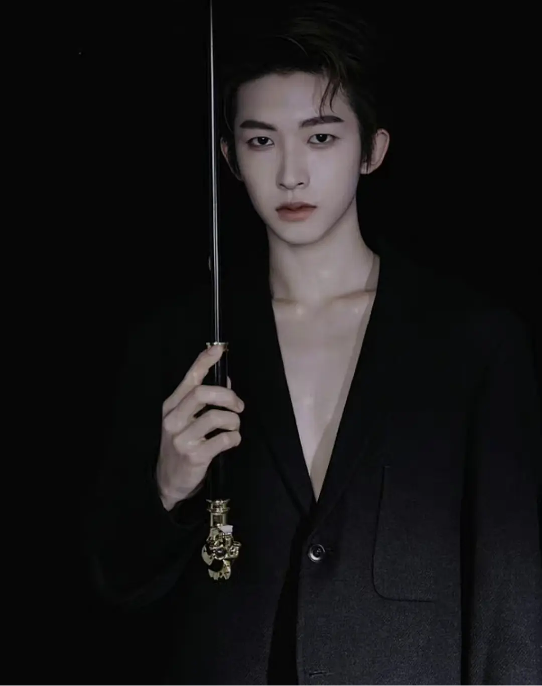 身材没料别尝试！20位明星齐穿真空西装，男爱豆的身板我看笑了