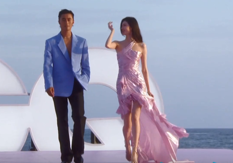 身材没料别尝试！20位明星齐穿真空西装，男爱豆的身板我看笑了