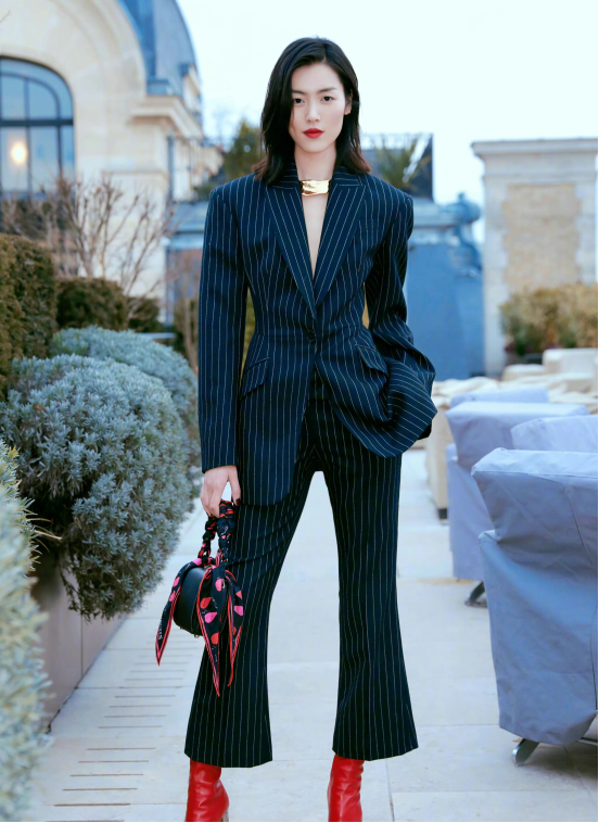 身材没料别尝试！20位明星齐穿真空西装，男爱豆的身板我看笑了