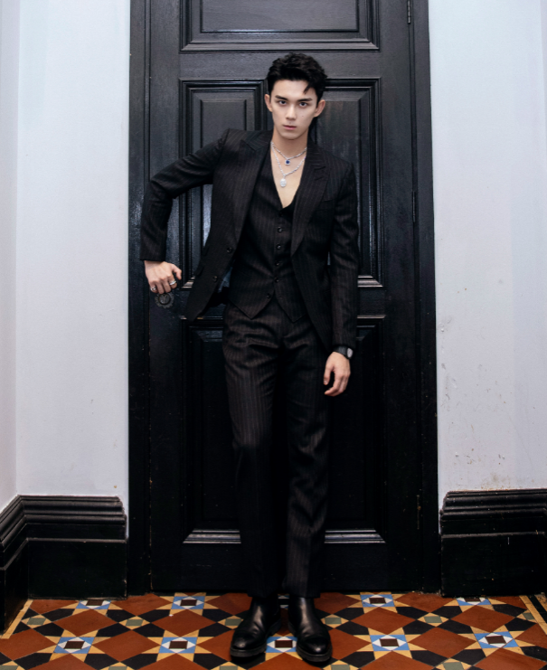 身材没料别尝试！20位明星齐穿真空西装，男爱豆的身板我看笑了