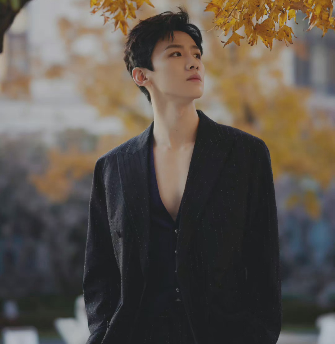 身材没料别尝试！20位明星齐穿真空西装，男爱豆的身板我看笑了