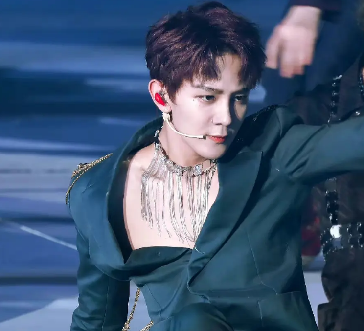 身材没料别尝试！20位明星齐穿真空西装，男爱豆的身板我看笑了