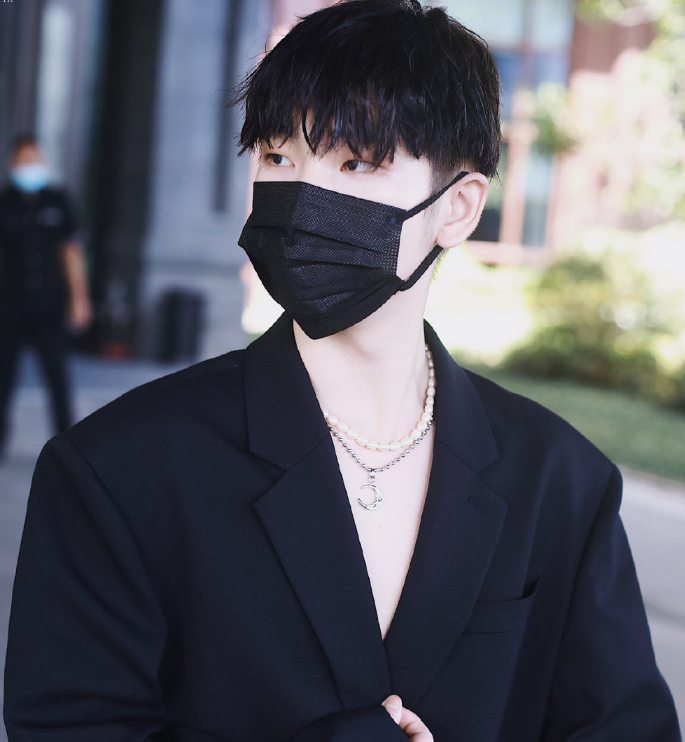 身材没料别尝试！20位明星齐穿真空西装，男爱豆的身板我看笑了