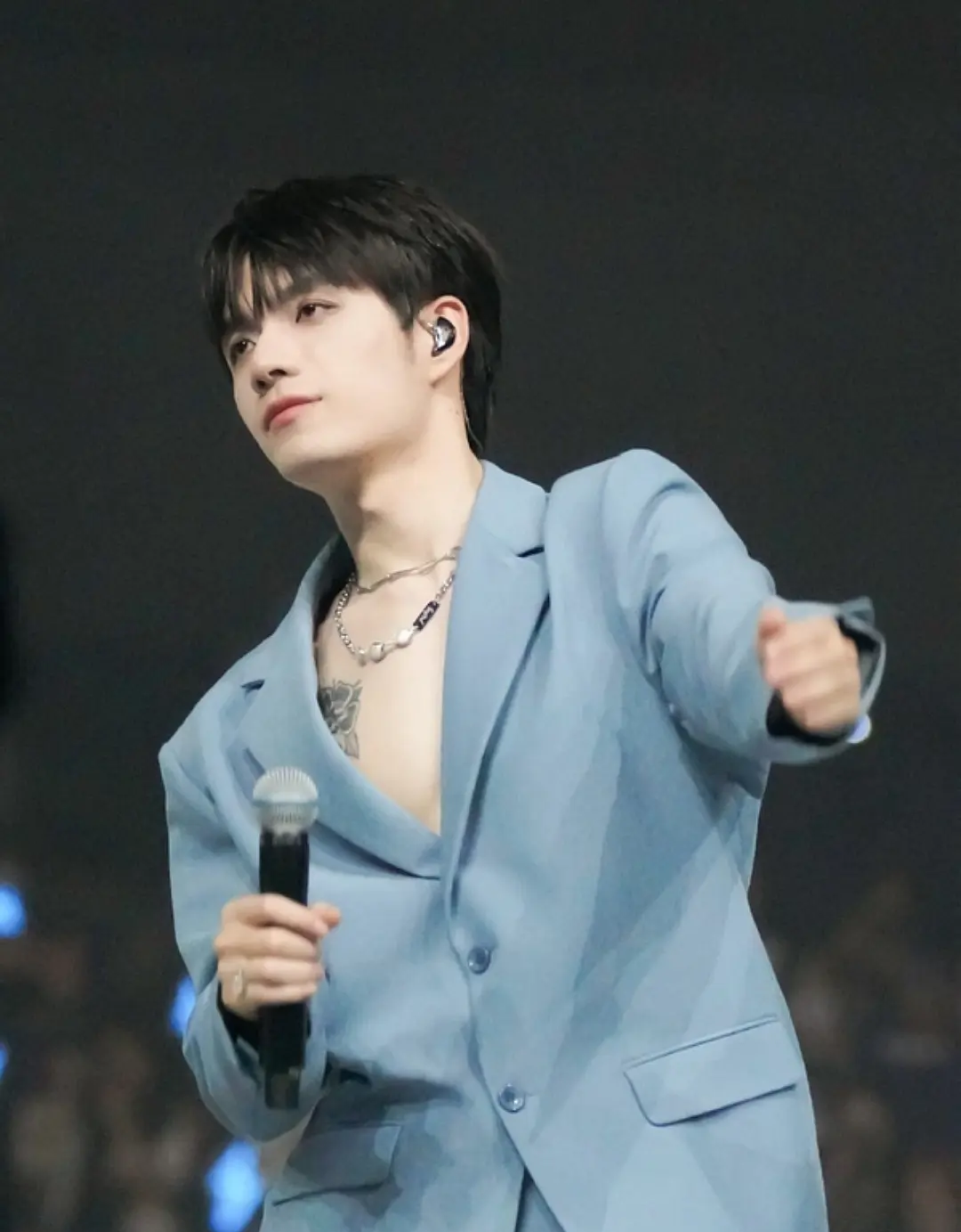 身材没料别尝试！20位明星齐穿真空西装，男爱豆的身板我看笑了