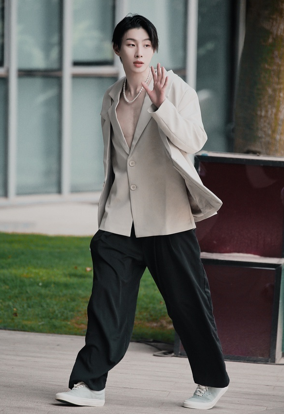 身材没料别尝试！20位明星齐穿真空西装，男爱豆的身板我看笑了