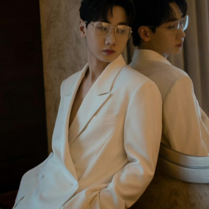 身材没料别尝试！20位明星齐穿真空西装，男爱豆的身板我看笑了