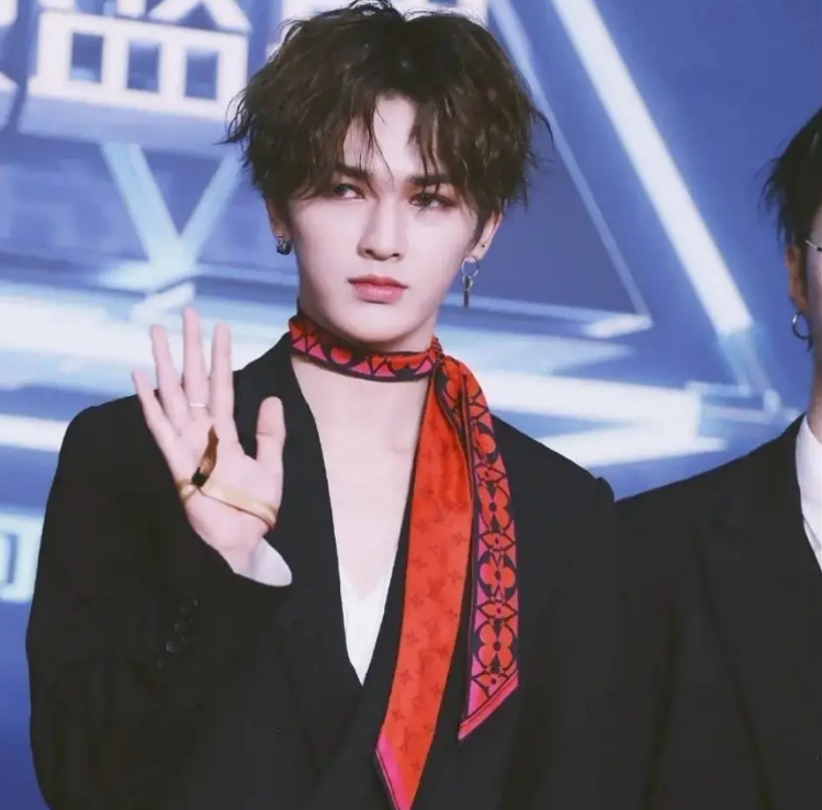 身材没料别尝试！20位明星齐穿真空西装，男爱豆的身板我看笑了