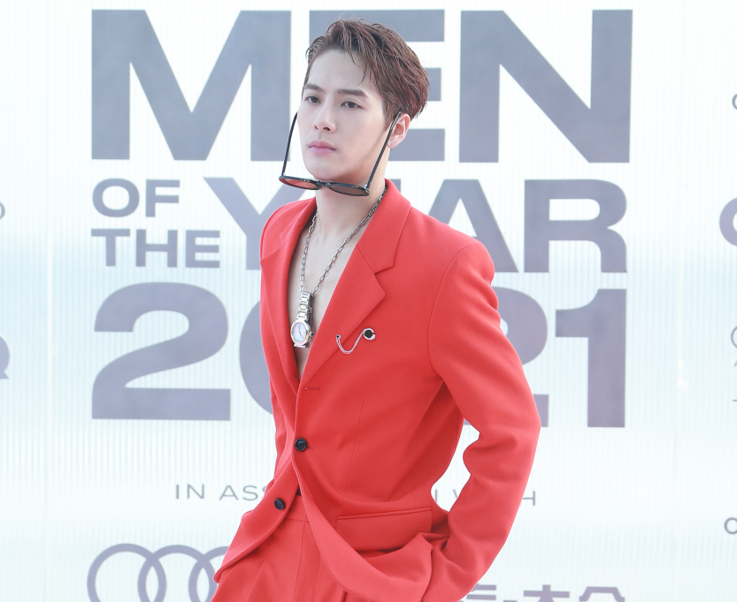 身材没料别尝试！20位明星齐穿真空西装，男爱豆的身板我看笑了