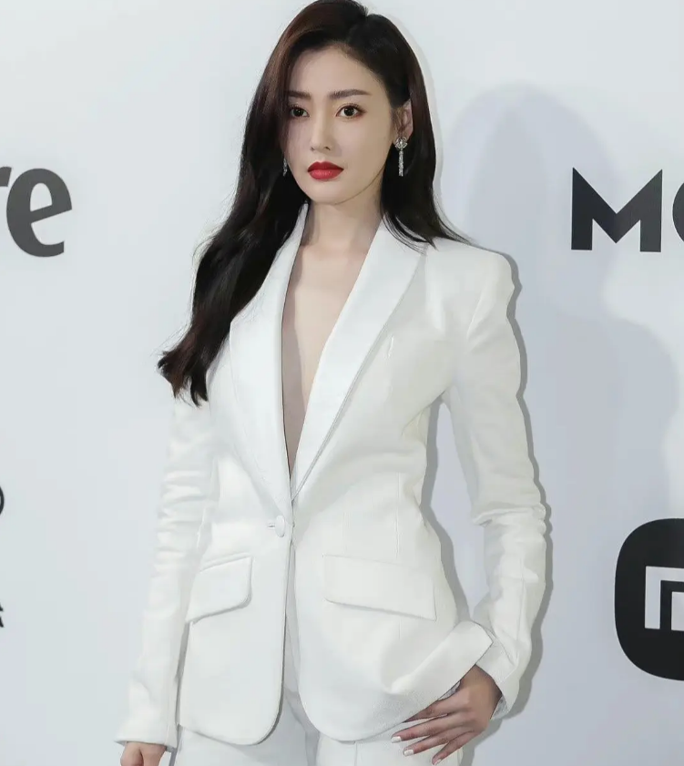 身材没料别尝试！20位明星齐穿真空西装，男爱豆的身板我看笑了