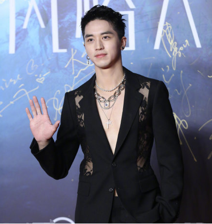 身材没料别尝试！20位明星齐穿真空西装，男爱豆的身板我看笑了