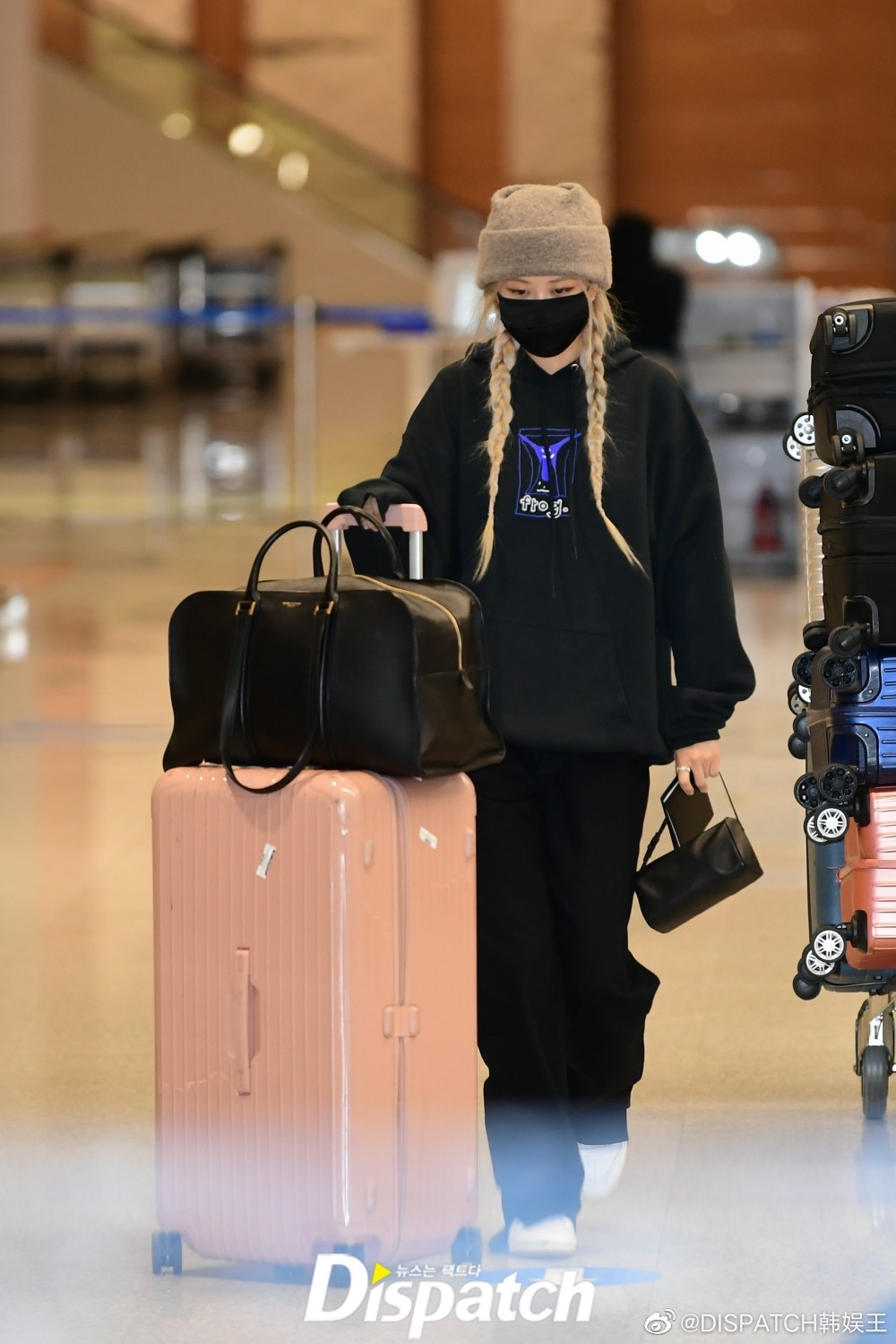18日， 成员Rosé 结束海外日程，经仁川机场返回<a href=