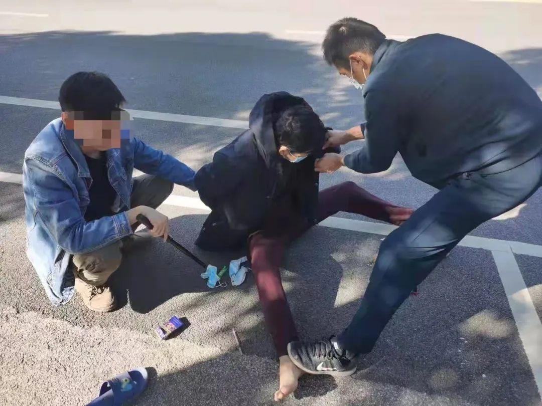 缉毒行动中,他被剧毒“红火蚁”咬伤!剧痛下三次倒地,仍爬起紧追!休闲区蓝鸢梦想 - Www.slyday.coM 缉毒行动中,他被剧毒“红火蚁”咬伤!剧痛下三次倒地,仍爬起紧追!休闲区蓝鸢梦想 - Www.slyday.coM