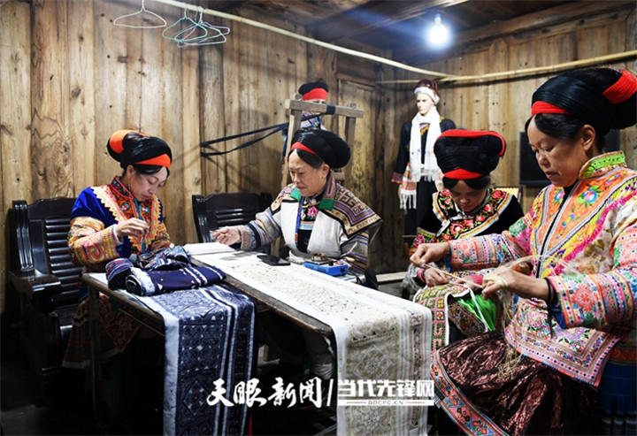 毕节市七星关区大南山苗寨的苗族同胞通过蜡染与刺绣，实现增收致富。