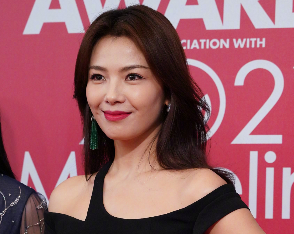 法令纹、黑眼圈,脸垮脱妆,女星熬夜走红毯的生图,给我看愣了 法令纹、黑眼圈,脸垮脱妆,女星熬夜走红毯的生图,给我看愣了