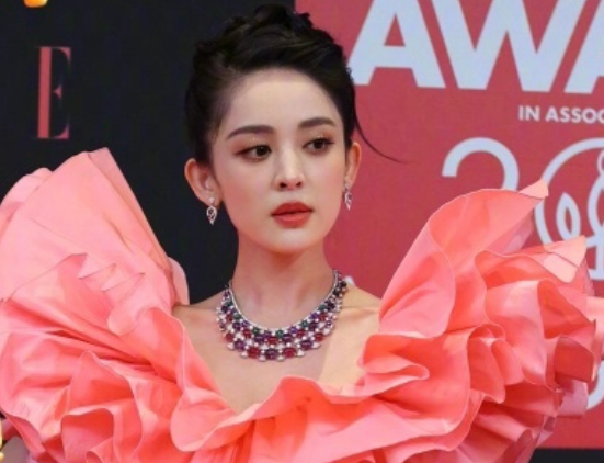 法令纹、黑眼圈,脸垮脱妆,女星熬夜走红毯的生图,给我看愣了 法令纹、黑眼圈,脸垮脱妆,女星熬夜走红毯的生图,给我看愣了